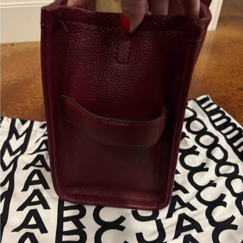 Marc Jacobs The Tote Bag - Medium in Black Cherry - Picture 4 of 7